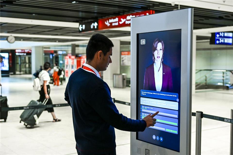 Fahrgäste können sich am Hauptstadtflughafen BER derzeit mit Hilfe von KI-Assistenz „Kiana“ über die nächste Bahnverbindung informieren. (Archivbild)Jens Kalaene/dpa
