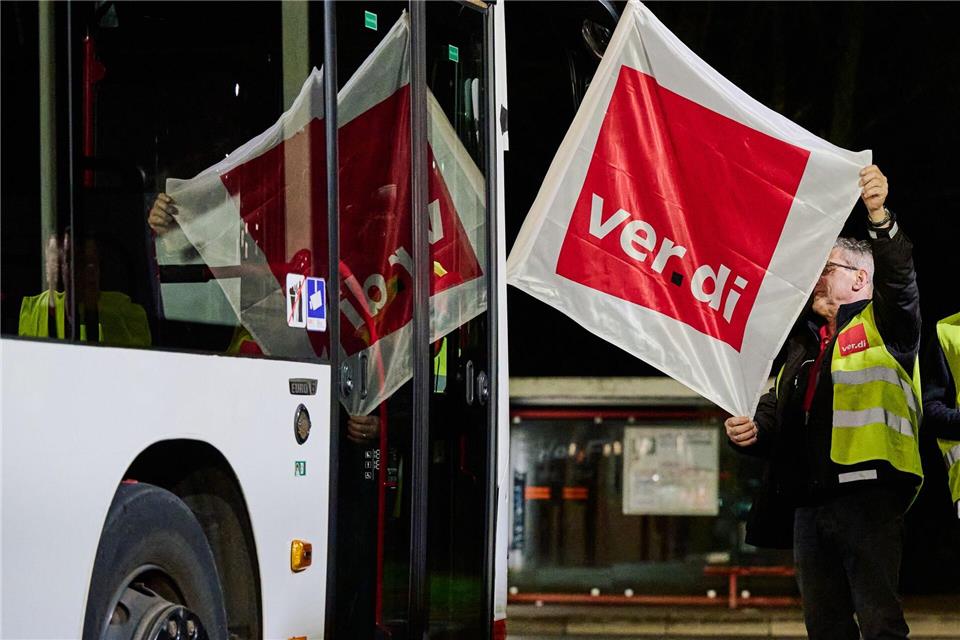 Fahrgäste müssen am Montag genau nachschauen, ob ihr Bus oder ihre Bahn fährt - es gibt wieder Warnstreiks. (Archivbild)Bernd Thissen/dpa