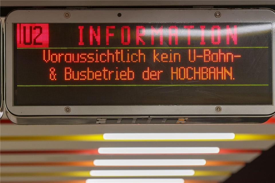 Fahrgäste müssen am Sonnabend auf Alternativen umsteigen.Bodo Marks/dpa