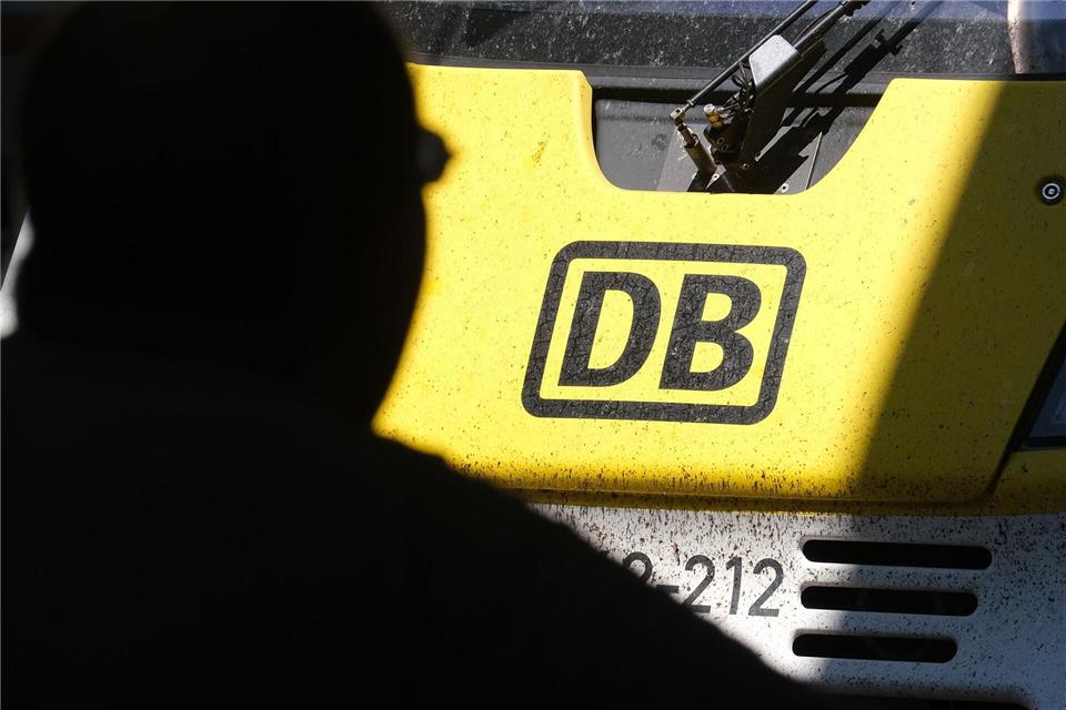 Fahrgäste müssen im Südwesten auf einigen Bahnstrecken mit Einschränkungen rechnen. (Foto-Illustration)Bernd Weißbrod/dpa