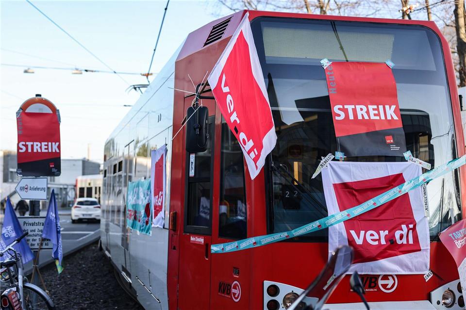 Fahrgäste müssen mit massiven Einschränkungen rechnen. (Archivbild)Oliver Berg/dpa