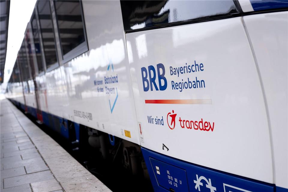 Fahrgäste müssen sich nach der Entgleisung eines Zuges der Bayerischen Regiobahn (BRB) auf Schienenersatzverkehr einstellen. (Symbolbild)Sven Hoppe/dpa