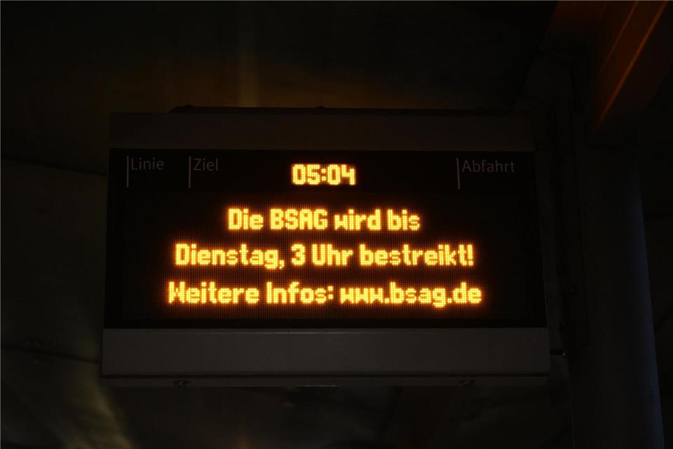 Fahrgäste müssen sich noch bis Dienstag, 3 Uhr, darauf einstellen, dass weder Busse noch Bahnen fahren.Shireen Broszies/dpa