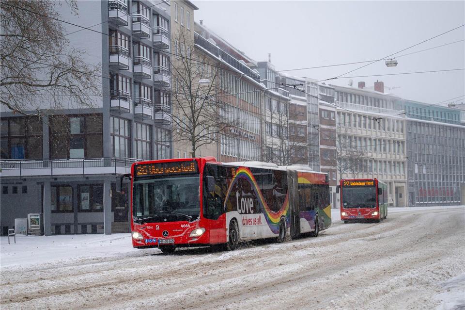 Fahrgäste müssen sich wegen des Winterwetters auf Verspätungen einstellen. (Archivbild)Sina Schuldt/dpa