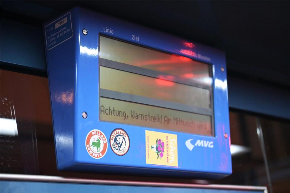 Fahrgäste mussten viel Geduld mitbringen.Malin Wunderlich/dpa