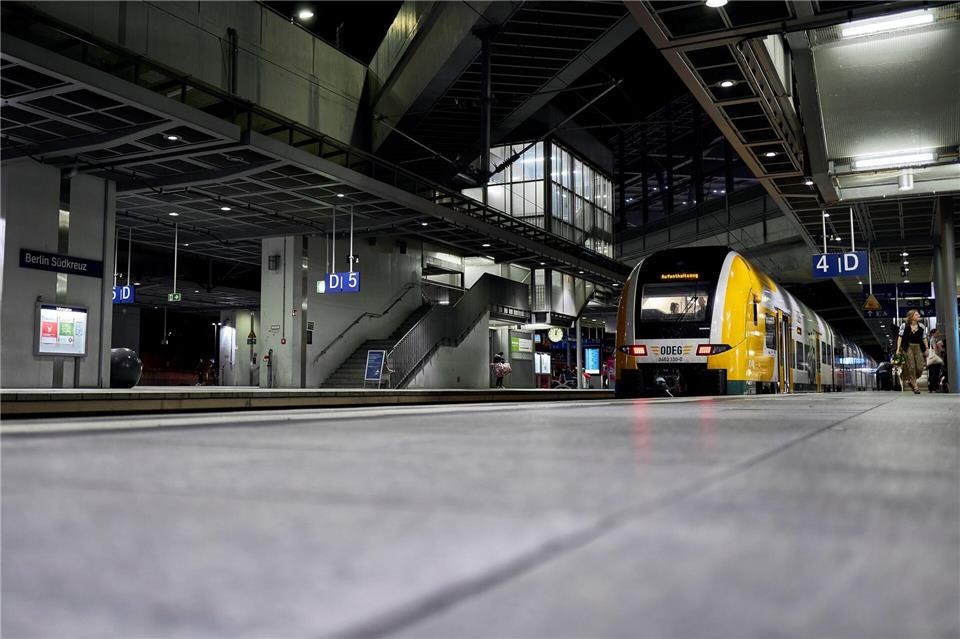 Fahrgäste saßen an den Bahnhöfen fest.Michael Ukas/dpa