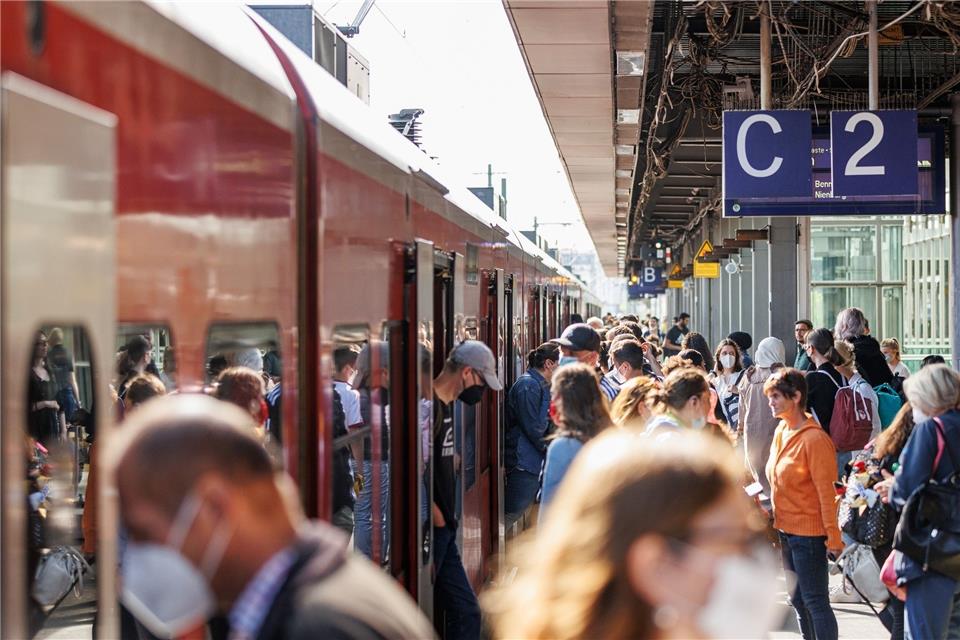 Fahrgäste steigen am Hauptbahnhof in Hannover in eine Regionalbahn der Deutschen Bahn.