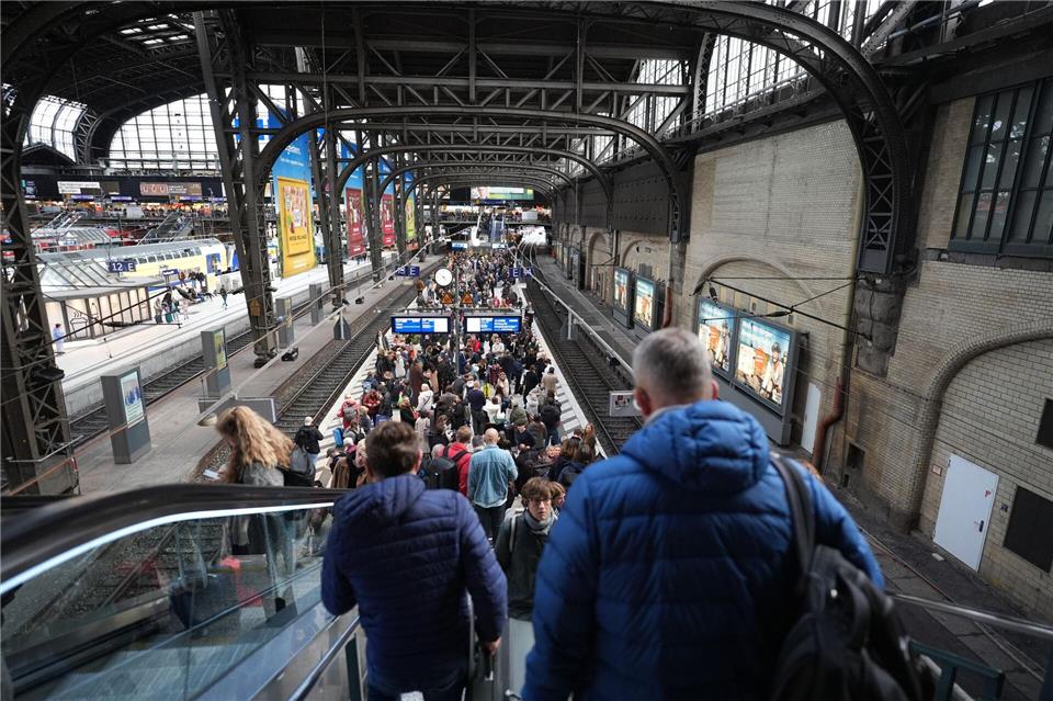 Fahrgäste warten im Hauptbahnhof Hamburg.Marcus Brandt/dpa