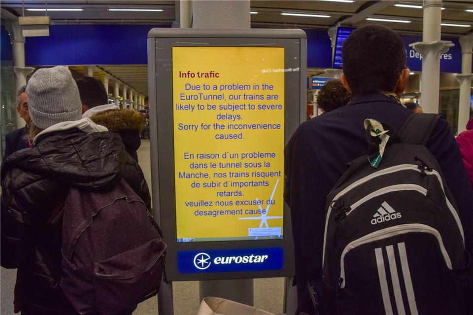 Fahrgäste wurden aufgerufen, ihre Reisepläne zu ändern.Vuk Valcic/ZUMA Press Wire/dpa