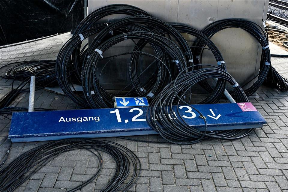 Fahrgäste zwischen Hamburg und Berlin warten auf Klarheit:Jens Kalaene/dpa