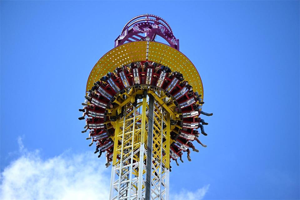 Fahrgeschäfte und weiß-blauer Himmel sorgten für gute Laune auf der Wiesn.Sven Hoppe/dpa