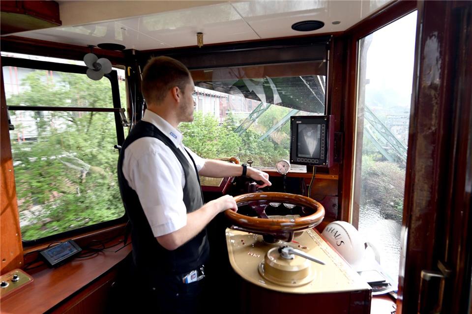 Fahrlehrer Lucas Schneider fährt den sogenannten Kaiserwagen der Wuppertaler Schwebebahn. Federico Gambarini/dpa