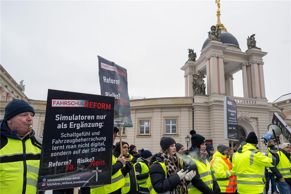 Fahrlehrer machen vor dem Landtag in Potsdam gegen Reformpläne des Bundesverkehrsministeriums zur Führerscheinausbildung mobil. Soeren Stache/dpa