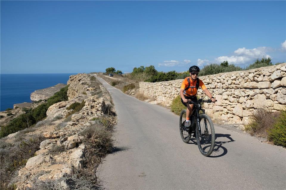 Fahrrad-Guide Caroline Zammit zeigt ihren Gästen per Mountainbike die Hügel der Westküste.Florian Sanktjohanser/dpa-tmn