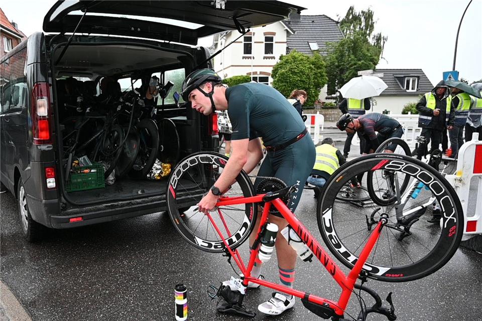 Fahrrad-Reparaturen beim Ironman in Hamburg.-/dpa