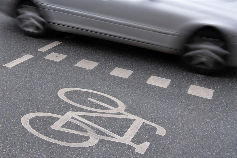 Fahrradfahrer wird bei einem Unfall auf der L262 im Kreis Vorpommern-Greifswald schwer verletzt. (Symbolbild)Boris Roessler/dpa