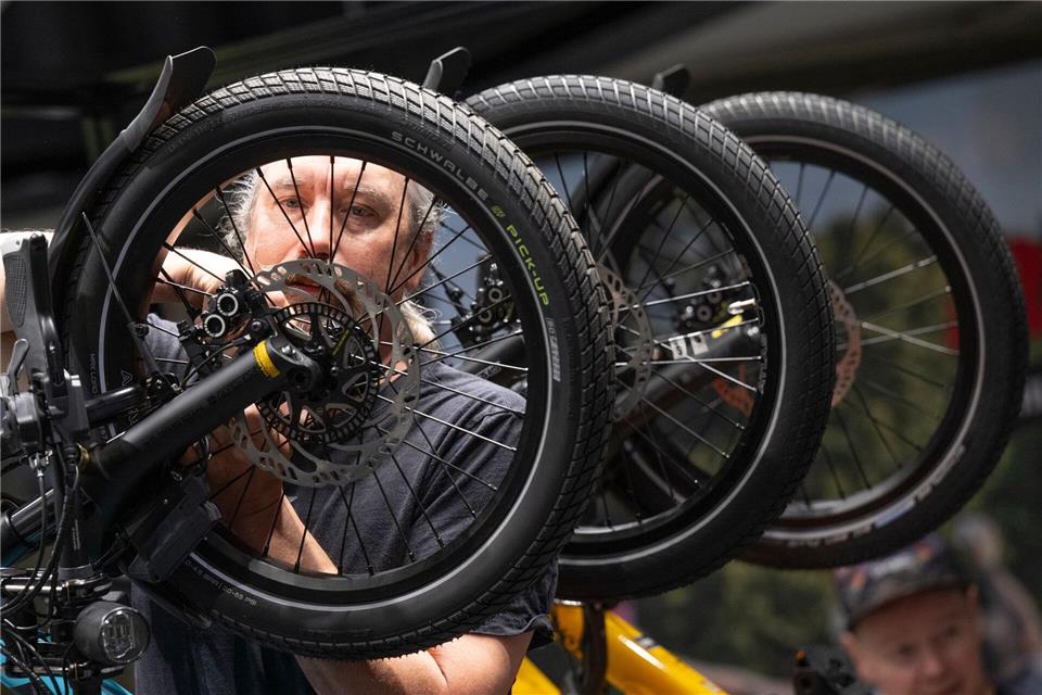 Fahrräder in allen Formen gibt es auf der Eurobike zu sehen. (Archivbild)Boris Roessler/dpa