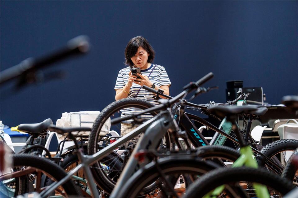 Fahrräder über Fahrräder: Die Messe Eurobike zeigt Innovationen rund um das Zweirad. Andreas Arnold/dpa