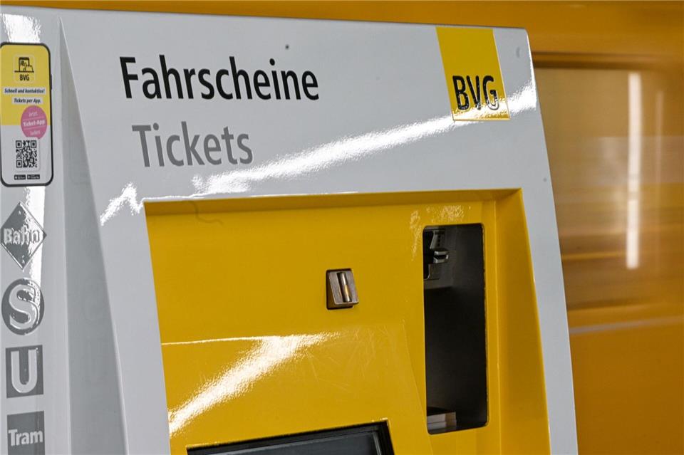 Fahrscheinautomaten in Berlin werden zum 1. Januar auf die neuen Ticketpreise umgestellt. (Archivbild)    Jens Kalaene/dpa