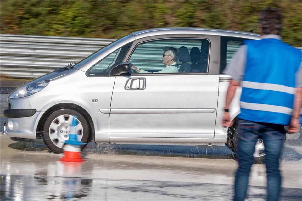 Fahrsicherheitstrainings und Rückmeldefahrten können helfen, die eigenen Fähigkeiten zu prüfen und realistisch einzuschätzen. (Archivbild)Patrick Pleul/dpa-Zentralbild/ZB