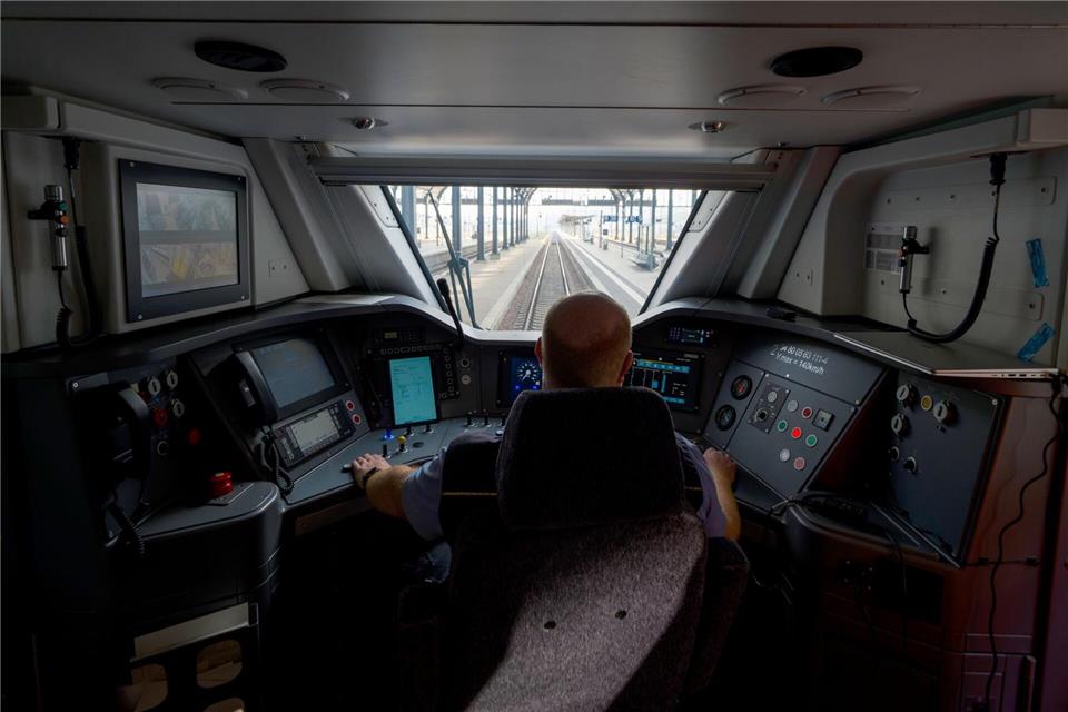 Fahrt des Batteriezugs Wiesbaden-Niedernhausen.Andreas Arnold/dpa