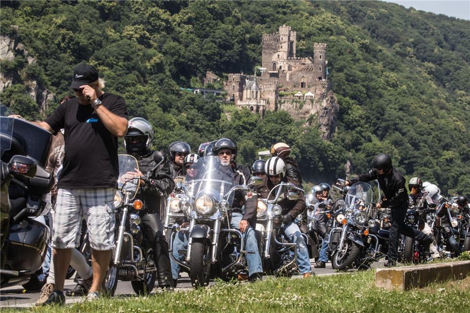 Fahrt eines früheren Magic-Bike-Treffens vorbei an der Burg Rheinstein am gegenüberliegenden Flussufer. Auch der Harley-Davidson Club Rüdesheim hilft alljährlich bei der Organisation des Biker-Spektakels im Sommer mit. (Archivbild)Frank Rumpenhorst/dpa