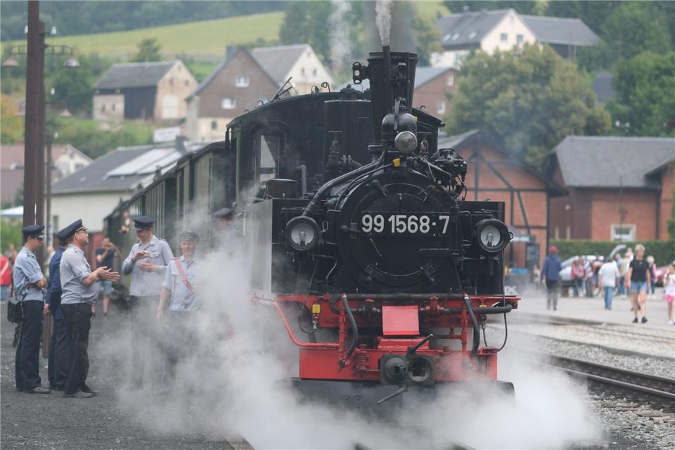 Fahrten mit historischen Dampfzügen werden zum Jubiläum auf der Strecke der Preßnitztalbahn geboten. Sebastian Willnow/dpa