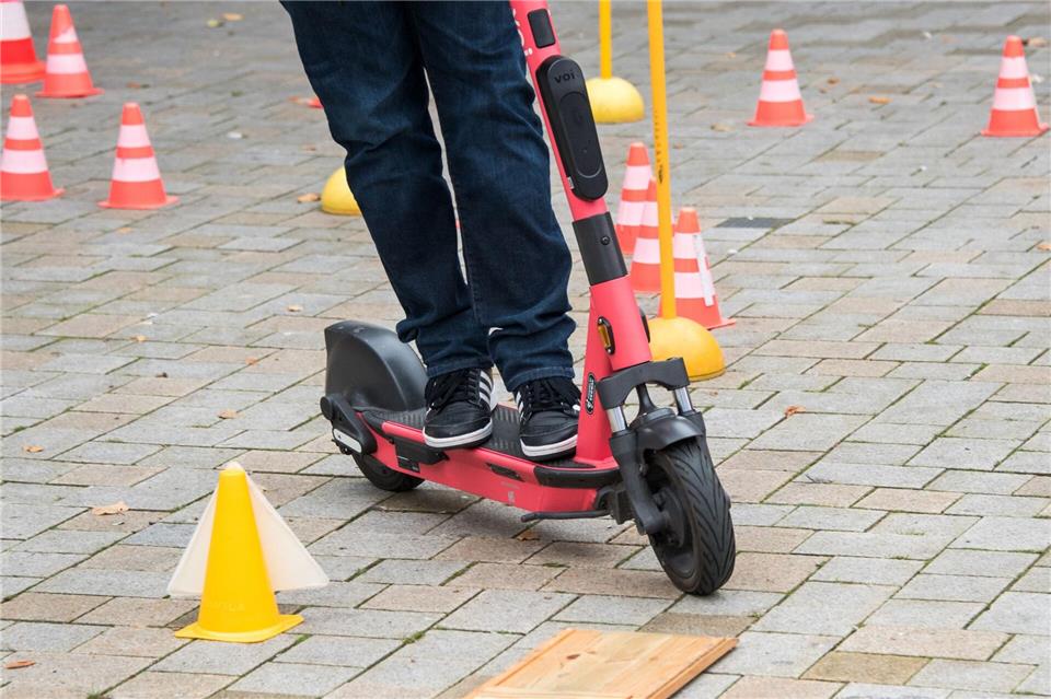 Fahrtrainings sollen den Teilnehmern alles rund um das ordentliche Verhalten mit einem E-Scooter im Straßenverkehr beibringen.picture alliance/dpa