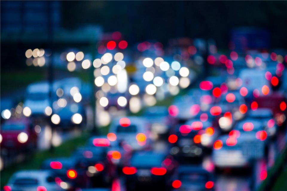 Fahrzeug an Fahrzeug: Auto- und Lastwagenfahrer haben 2025 in NRW noch einmal mehr Zeit im Stau verbracht. (Archivbild)Rolf Vennenbernd/dpa