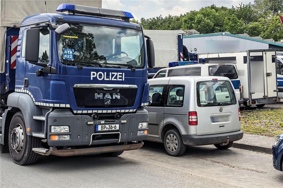 Fahrzeuge der Bundespolizei stehen auf einer Straße in Ahlen. Ermittler aus mehreren europäischen Ländern haben Objekte im Münsterland durchsucht.Max Lametz/dpa