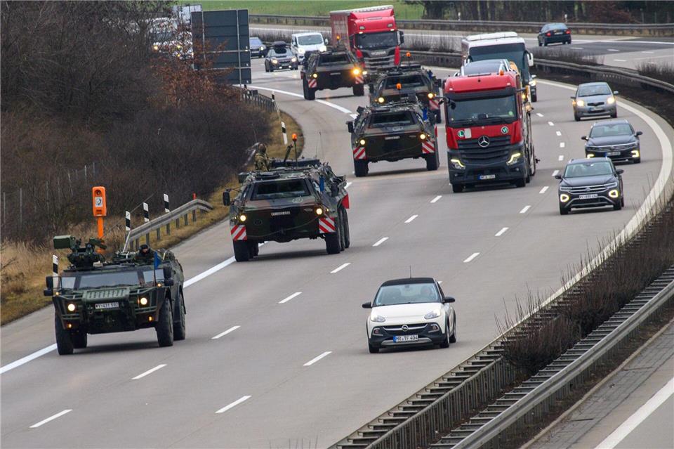 Strobl will Südwesten auf Ernstfall vorbereiten Fahrzeuge der Bundeswehr auf dem Weg zu einer Übung: Im Ernstfall würden Hunderttausende Streitkräfte der Nato durch Deutschland in Richtung Osten fahren. (Archivbild)Klaus-Dietmar Gabbert/dpa