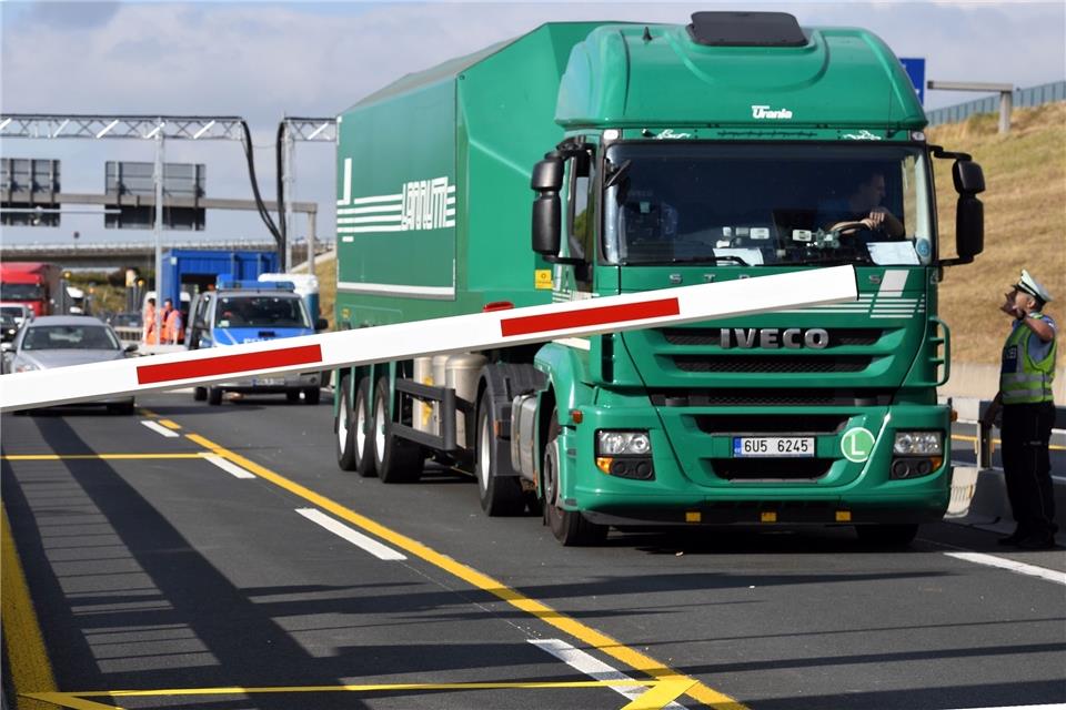 Fahrzeuge fahren auf der A1-Rheinbrücke bei Leverkusen durch eine automatische Sperranlage.