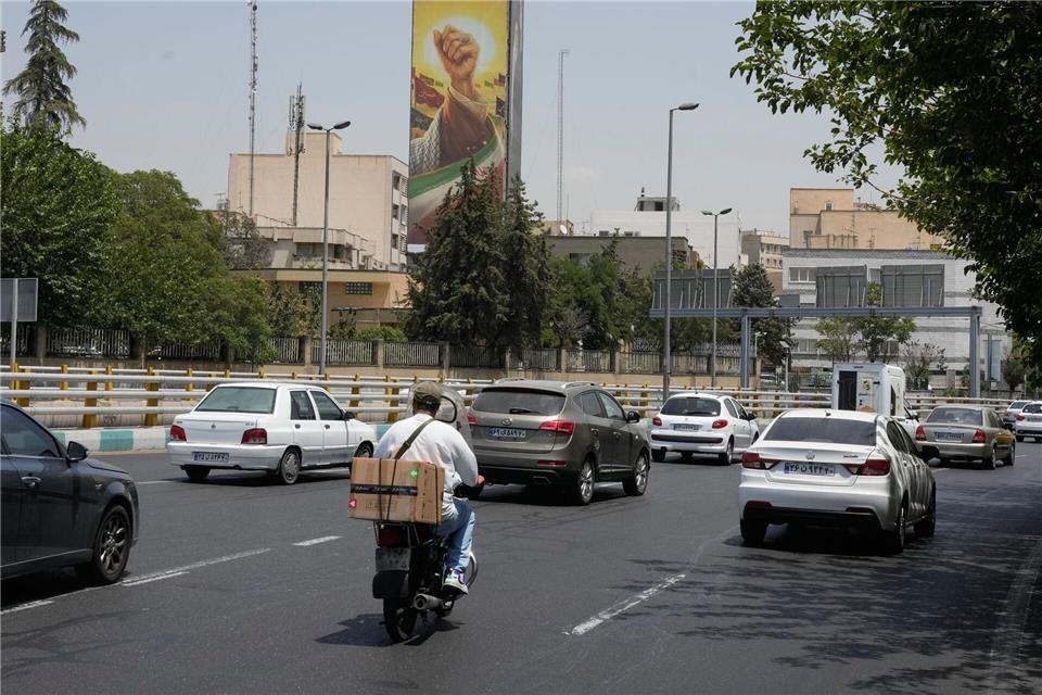 Fahrzeuge fahren in Teheran an einer Plakatwand vorbei, auf der die geballte Faust des verstorbenen iranischen Obersten Führers Ajatollah Ali Chamenei zu sehen ist. (Archivbild)Vahid Salemi/AP/dpa