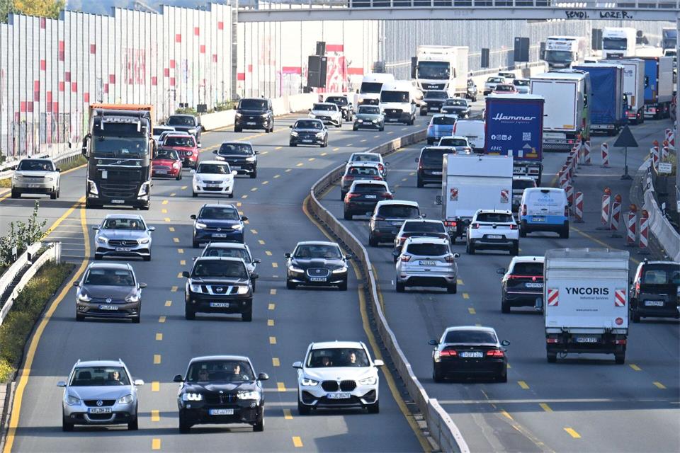 Fahrzeuge fahren über die Autobahn 1 bei Köln. Federico Gambarini/dpa
