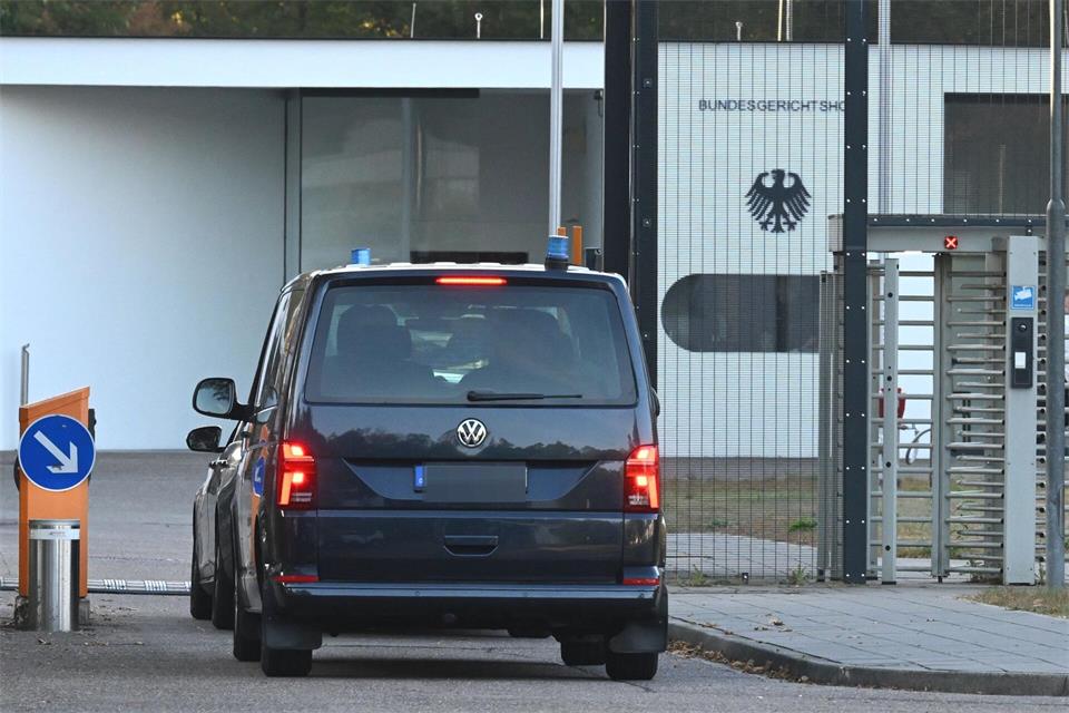 Fahrzeuge mit Blaulicht fahren beim BGH vor.Uli Deck/dpa