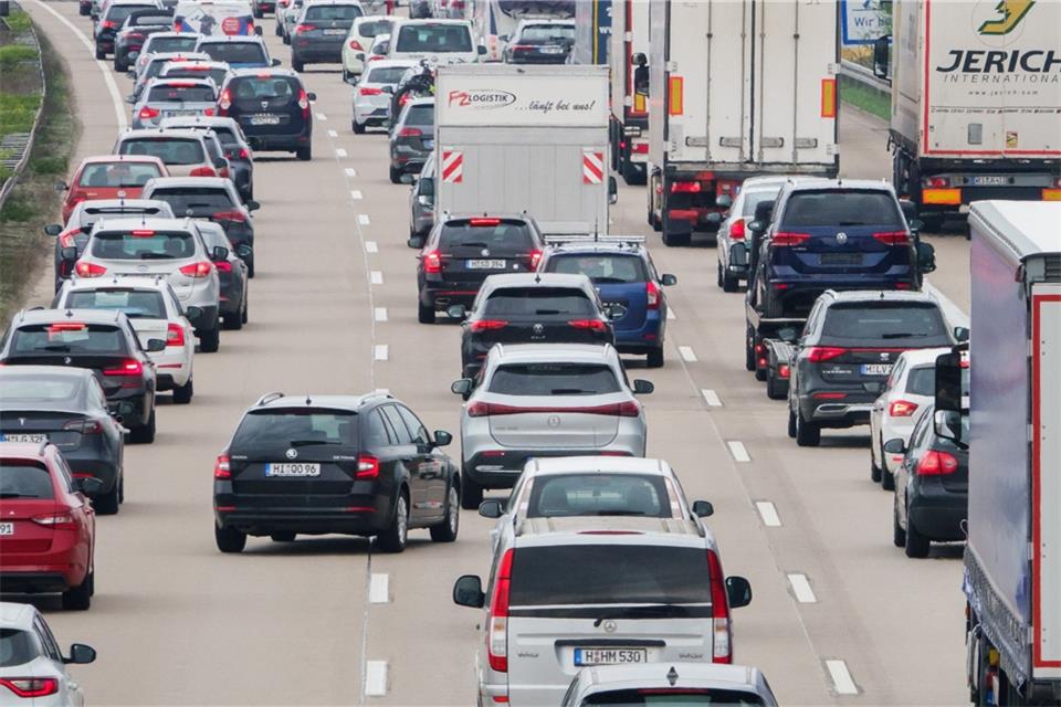 Fahrzeuge stehen auf einer Autobahn im Stau.
