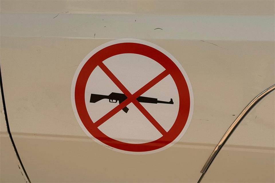 Fahrzeuge und Büros von Hilfsorganisationen machen deutlich: Es gibt hier keine Waffen - eine Garantie für mehr Sicherheit bedeutet das nicht. (Archivbild)Eva Krafczyk/dpa
