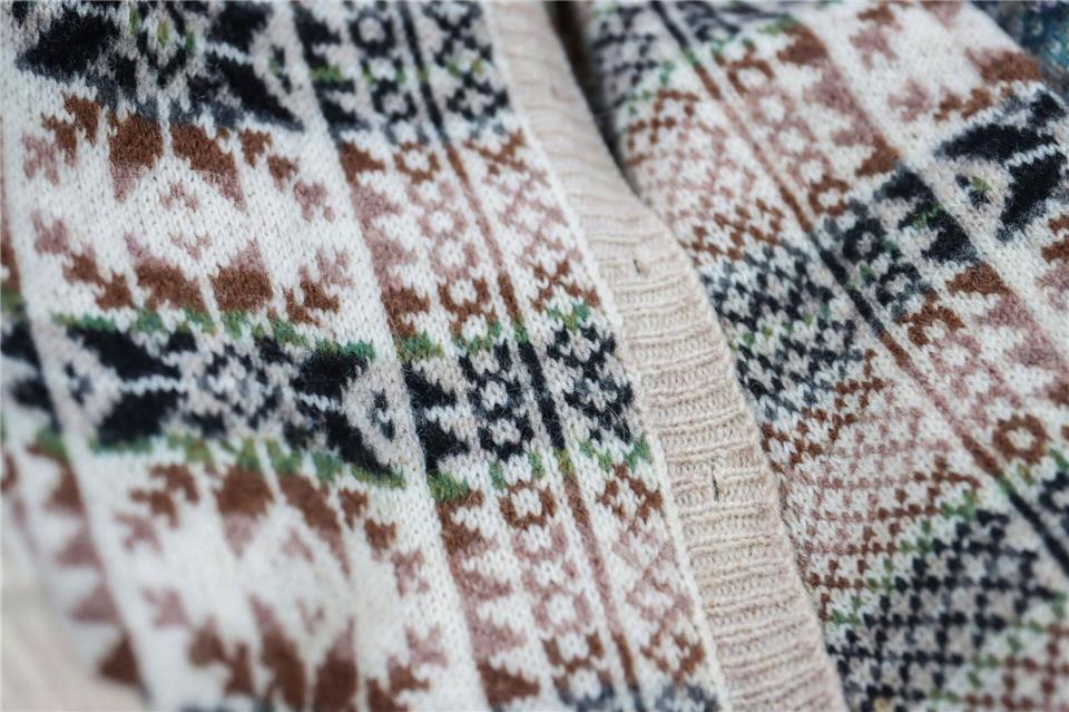 Bei den Spinnern: Die Shetlands als Mekka der Strick-Szene Fair-Isle-Strickjacke - die Muster zu stricken erfordert hohe Handarbeitskunst.Verena Wolff/dpa-tmn