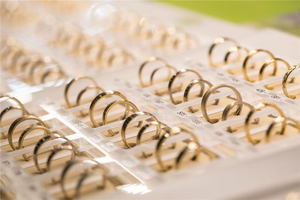 Faire Goldringe für die Trauung finden: Am besten gezielt nach Altgold fragen, das in Deutschland recycelt wurde.picture alliance / dpa Themendienst