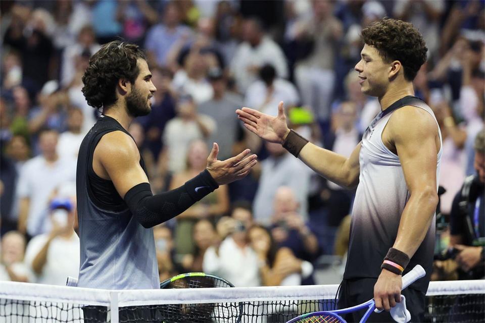 Faires Duell: Alcaraz (l) gratuliert Shelton. Heather Khalifa/FR172147 AP/AP/dpa