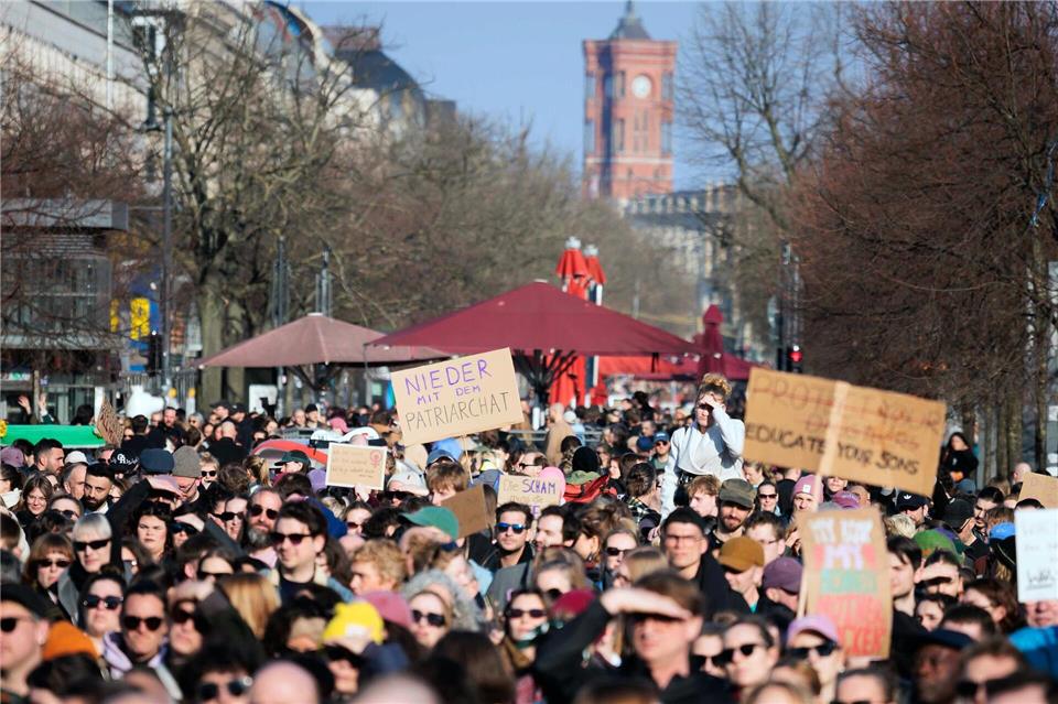Fake-Profile, Deep Fakes, Scham – Betroffene berichten bei einer Demo am Brandenburger Tor.Carsten Koall/dpa