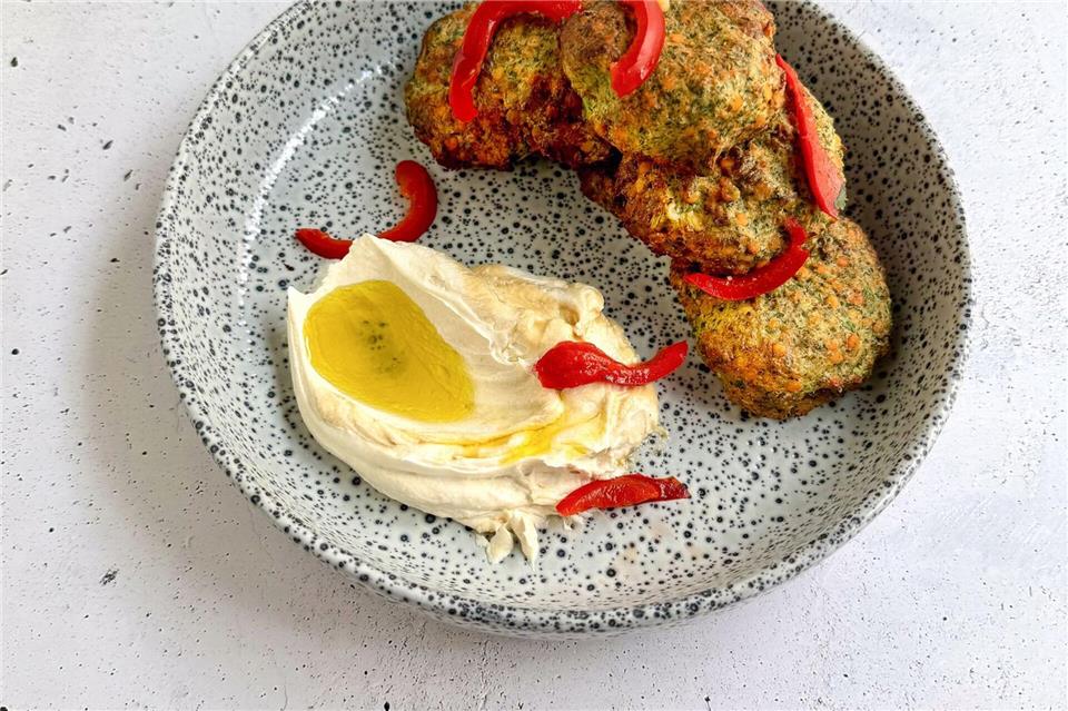 Falafel müssen nicht nur aus Kichererbsen hergestellt werden. Als Basis funktionieren auch Linsen wunderbar. Hier sind es für 20 Bällchen 400 g rote Linsen. Sie werden in „Kochen ohne Grenzen“ mit einer Joghurt-Tahini-Sauce serviert. Elissavet Patrikiou/Südwest Verlag/dpa-tmn