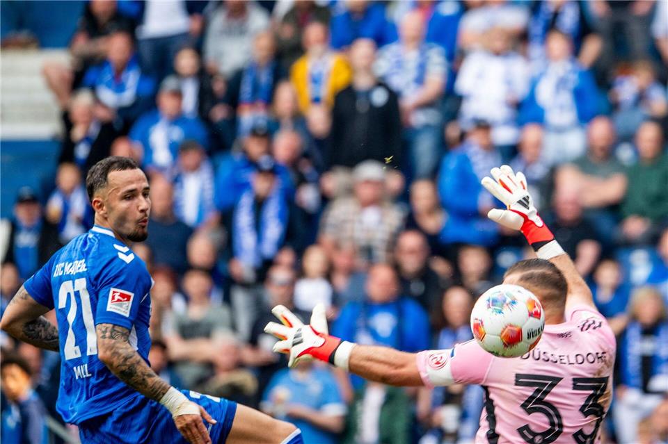 Falko Michel (l) schaut dem Ball hinterher - das Tor zählte nach VAR-Prüfung jedoch nichtJulius Frick/dpa
