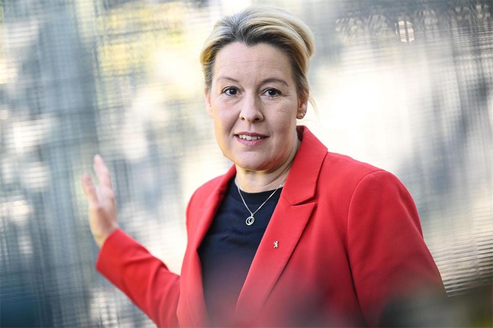 Falls Brandenburg bei einer möglichen Bewerbung um die Expo abspringt, sollte Berlin die Pläne auch allein weiter verfolgen, meint Wirtschaftssenatorin Giffey von der SPD.Britta Pedersen/dpa