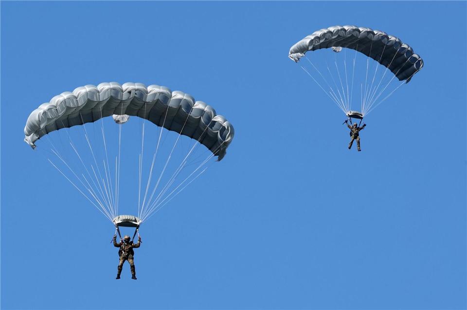 Fallschirmjäger bei einer Übung im Landeanflug.Bernd W�stneck/dpa