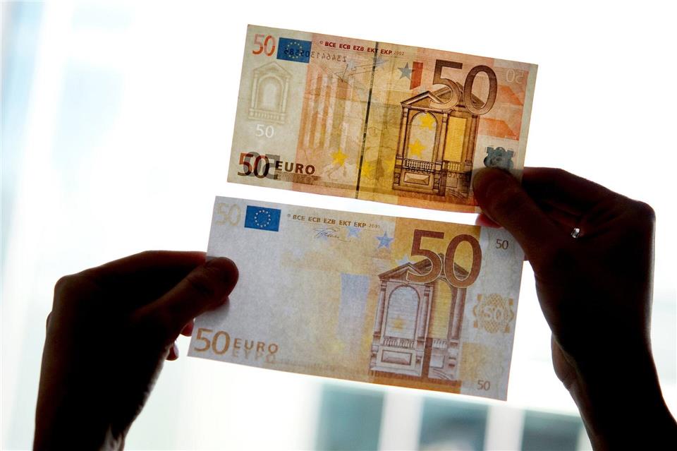 Falsche Größe, fehlende Sicherheitsmerkmale, schlechte Farbgebung: Ein gefälschter Euro-Schein (unten) ist nicht immer so leicht vom Original zu unterscheiden.Franziska Gabbert/dpa-Zentralbild/dpa