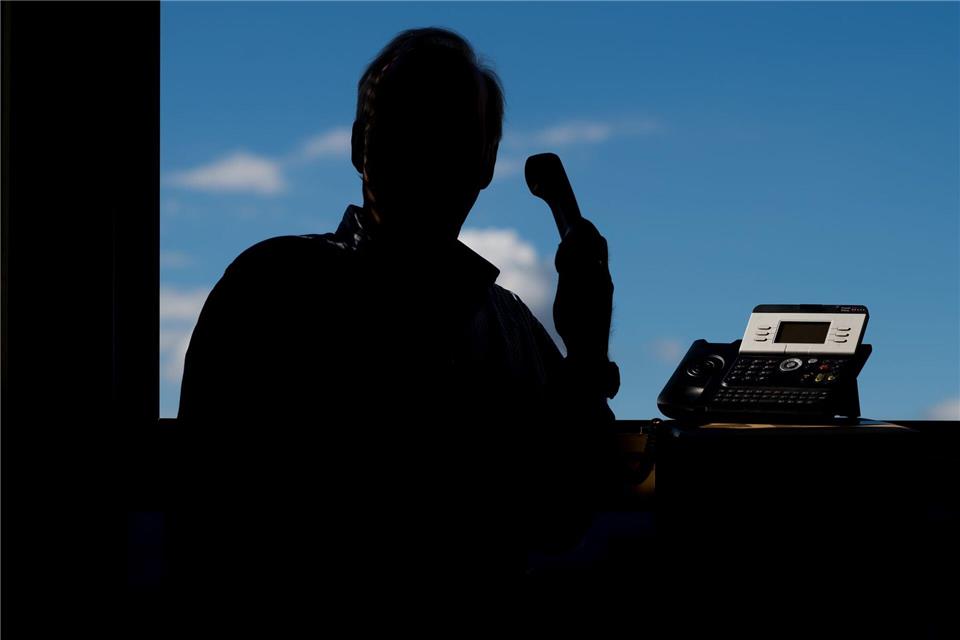 Falsche Polizisten haben im Landkreis Schaumburg rund 100.000 Euro von einer 84-Jährigen erbeutet. (Symbolbild)Julian Stratenschulte/dpa
