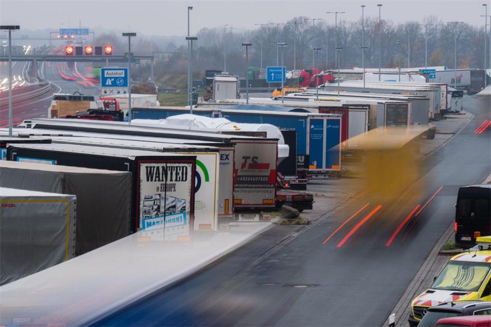 Falsche Polizisten hatten es auf Lastwagenfahrer auf Tank- und Rastanlagen an der Autobahn 2 abgesehen. (Symbolbild) Julian Stratenschulte/dpa