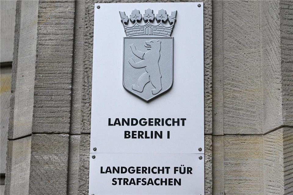 Raubüberfall in „Polizei“-Shirts – Angeklagter gesteht Falsche Polizisten überfielen einen Getränkemarkt in Berlin-Moabit. Einer der Täter steht rund fünf Monate später vor Gericht. (Symbolbild) Jens Kalaene/dpa