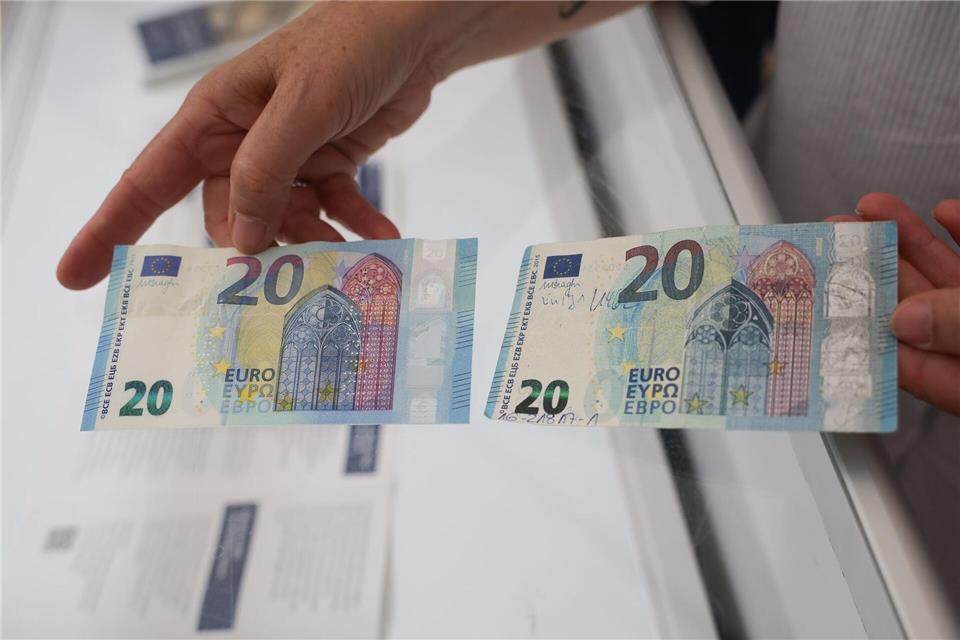 Falschgeld kann etwa im Vergleich mit originalen Banknoten oder durch das Prinzip „Fühlen, Sehen, Kippen“ erkannt werden. (Symbolbild)Christian Charisius/dpa